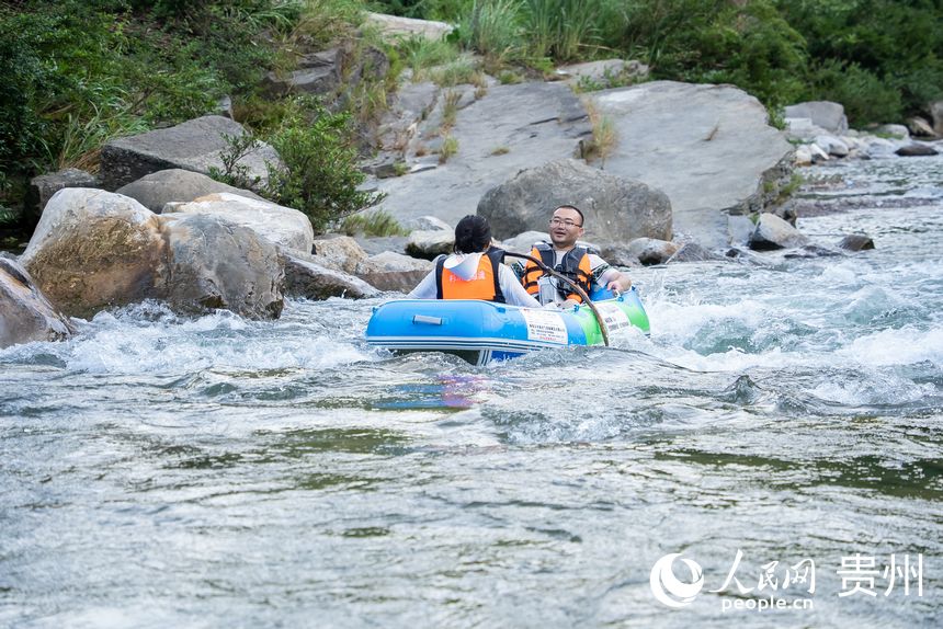 游客在杉木河景區(qū)漂流，享受夏日難得的清涼時光。人民網記者 涂敏攝