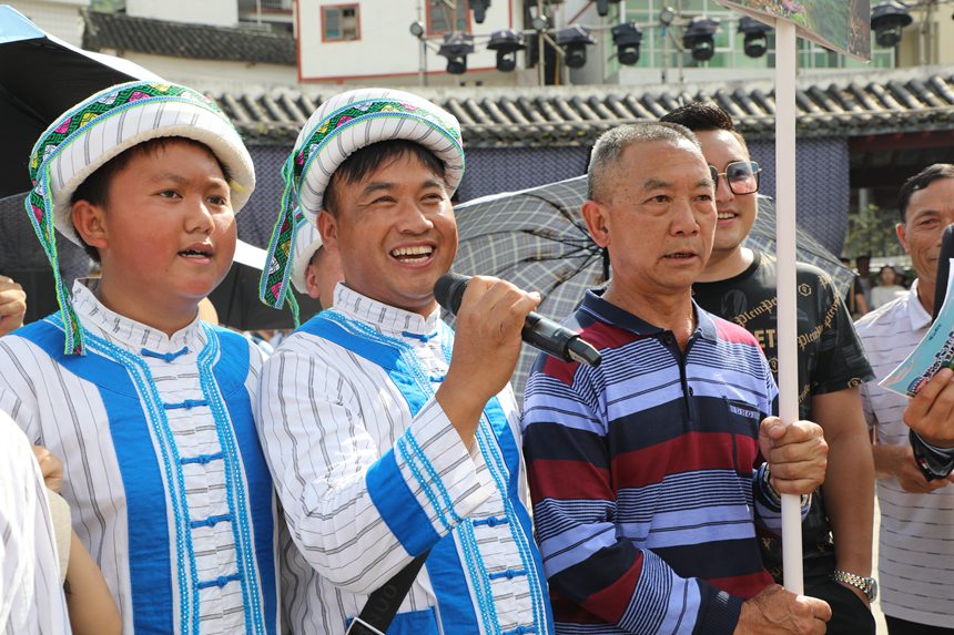 布依族同胞歡唱迎客歌。都勻市委宣傳部供圖