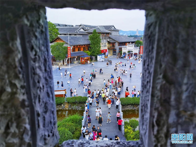 為豐富古鎮(zhèn)旅游的體驗感，青巖推出了豐富多彩的活動，古鎮(zhèn)廣場上，明朝風華的表演令游客瞬間時空穿越回到600年前，切身感受明朝那些事。置身青巖古鎮(zhèn)街頭，宛如現(xiàn)代旅游版的“清明上河圖”。圖為7月30日，青巖古鎮(zhèn)游人如織。實習記者 徐其飛