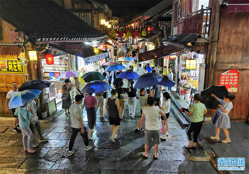 為豐富古鎮(zhèn)旅游的體驗感，青巖推出了豐富多彩的活動，古鎮(zhèn)廣場上，明朝風華的表演令游客瞬間時空穿越回到600年前，切身感受明朝那些事。置身青巖古鎮(zhèn)街頭，宛如現(xiàn)代旅游版的“清明上河圖”。圖為7月30日，青巖古鎮(zhèn)游人如織。實習記者 徐其飛