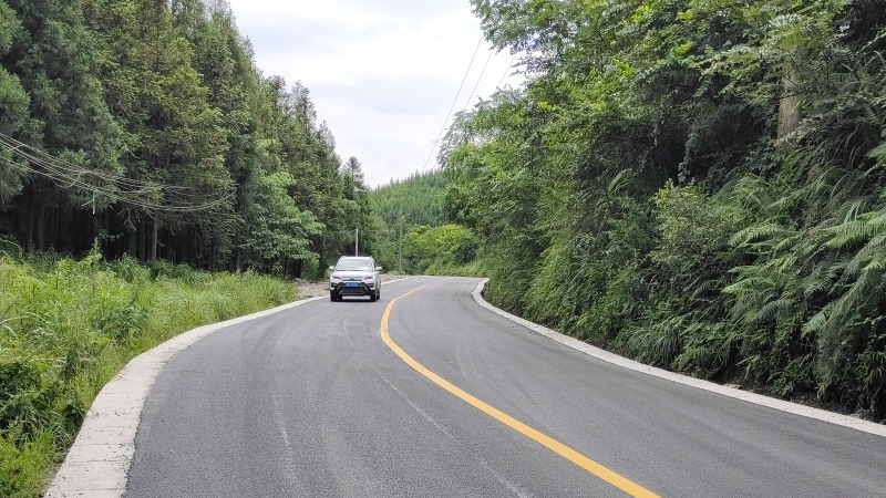 轎車在新修好的道路上馳騁 姜繼恒攝.jpg