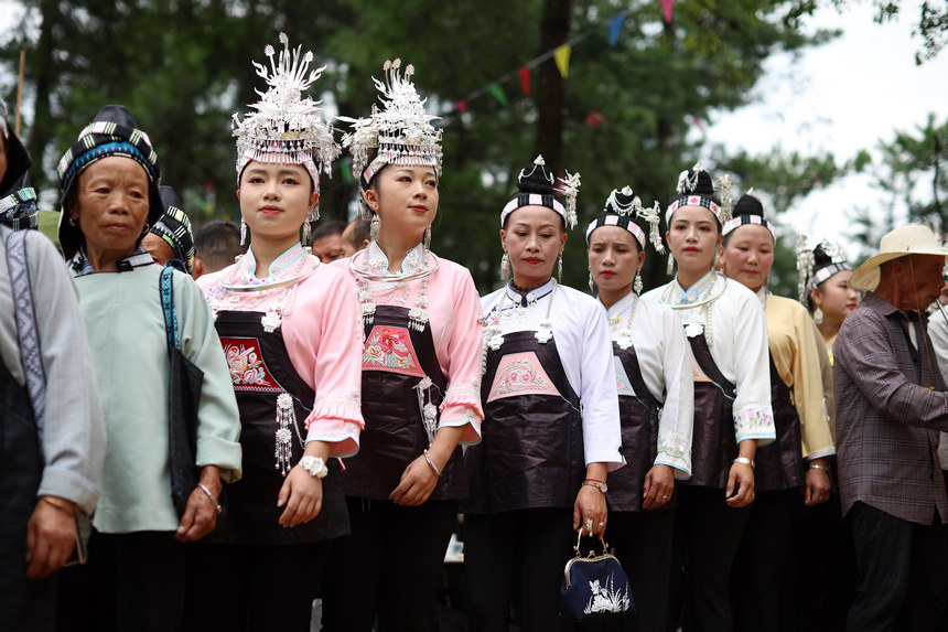 村民在“爬坡節(jié)”現(xiàn)場(chǎng)跳蘆笙舞。楊勝賢攝