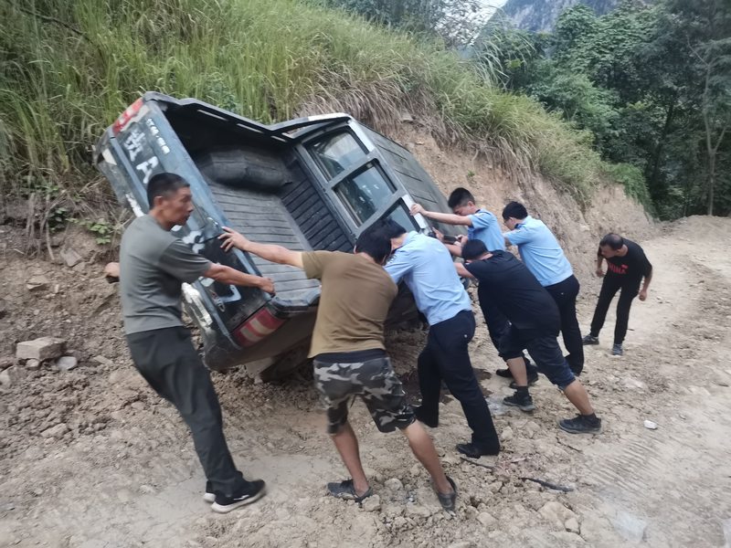 1、警民徒手助側(cè)翻車輛脫困。.jpg