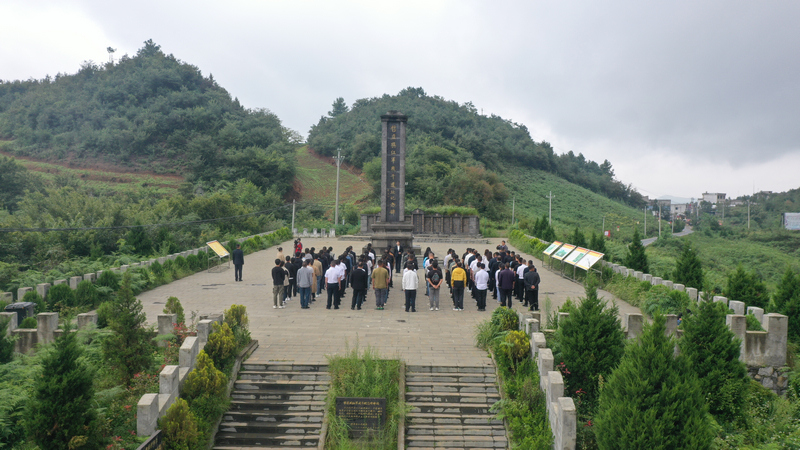 8月30日，在赫章縣哲莊壩長(zhǎng)征文化公園紀(jì)念碑教學(xué)點(diǎn)，學(xué)員們聆聽烏蒙山回旋戰(zhàn)哲莊壩戰(zhàn)斗故事。謝永奇攝