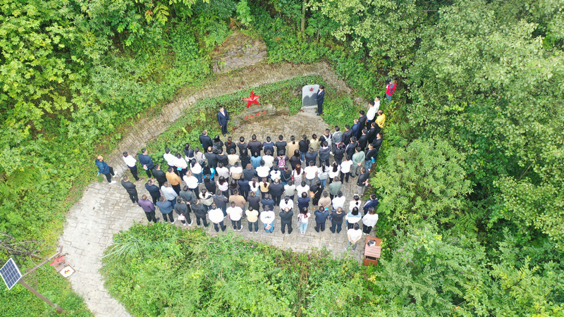 8月30日，在赫章縣哲莊壩長(zhǎng)征文化公園土墻房附近教學(xué)點(diǎn)，學(xué)員們聆聽哲莊壩戰(zhàn)斗魚水情深故事。謝永奇攝