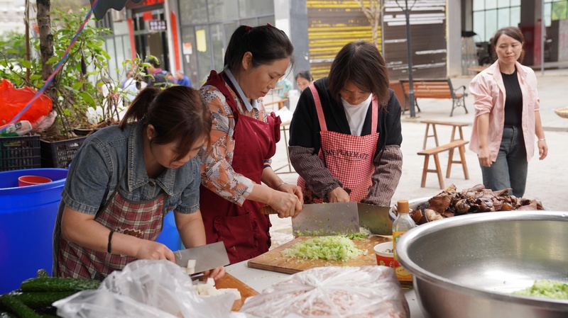 小區(qū)居民在準(zhǔn)備包餃子食材。