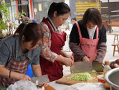 9月24日，務(wù)川自治縣丹砂街道洪渡社區(qū)的丹砂彼岸小區(qū)內(nèi)傳出陣陣歡笑聲，一場“中秋佳節(jié)緣聚彼岸·和諧鄰里共度佳節(jié)”活動正在進(jìn)行中……