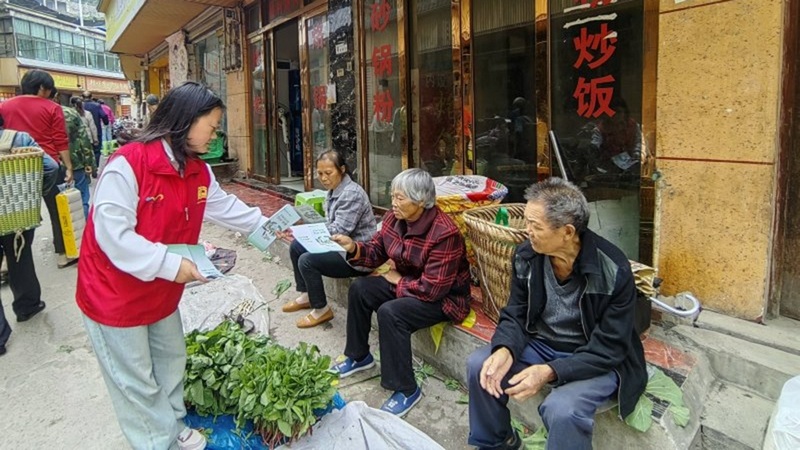 志愿者正在向群眾發(fā)放宣傳手冊 修文縣六廣鎮(zhèn)--唐世蕓 攝.jpeg