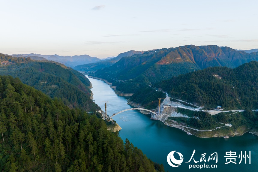 航拍建設(shè)中的錫繡大橋。人民網(wǎng) 涂敏攝