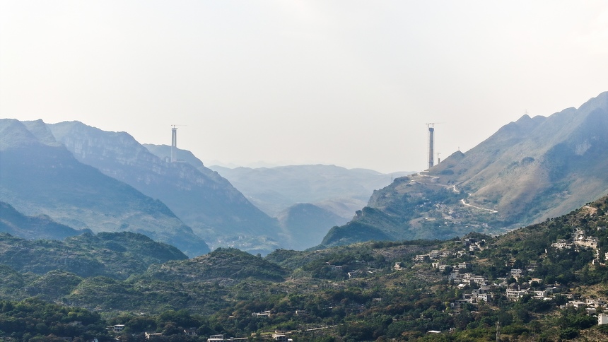 建設(shè)中的花江峽谷大橋。梁傳明攝