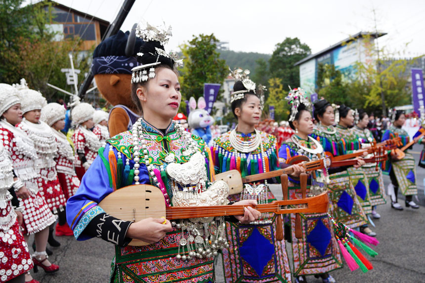 現(xiàn)場少數(shù)民族表演精彩紛呈。2023貴州環(huán)雷公山馬拉松組委會供圖