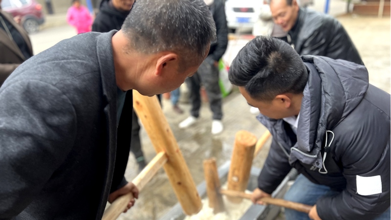 修文縣六桶鎮(zhèn)村民們大家一起打糍粑 修文縣六桶鎮(zhèn)劉甜 攝.jpg