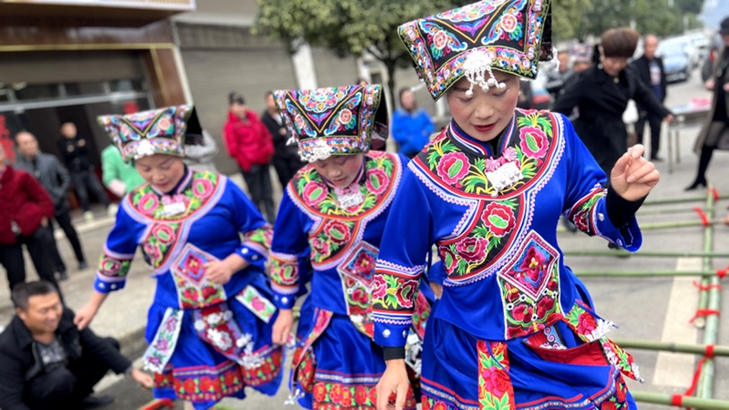 修文縣六桶鎮(zhèn)少數(shù)民族群眾們身穿傳統(tǒng)服裝一起玩游戲 修文縣六桶鎮(zhèn)劉甜 攝.jpg