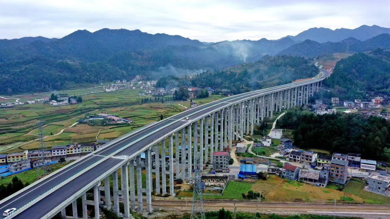 沿印松高速公路。 吳天元攝