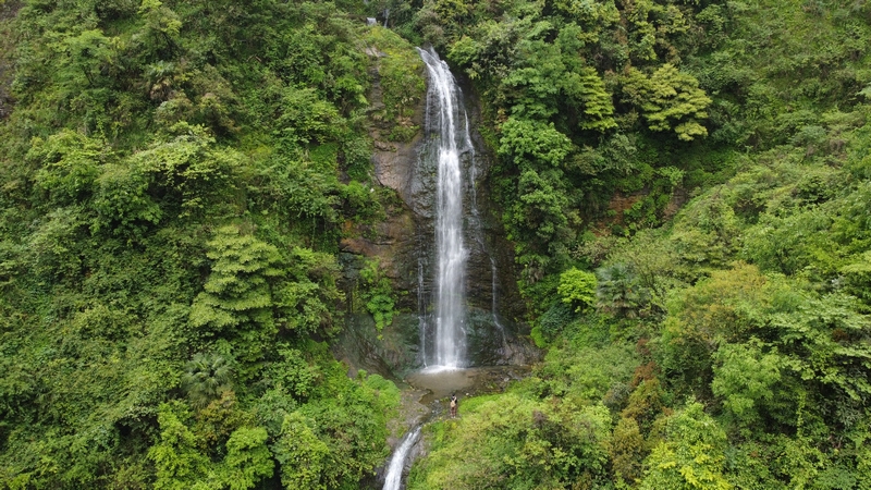 洋水河寨子村金中瀑布。