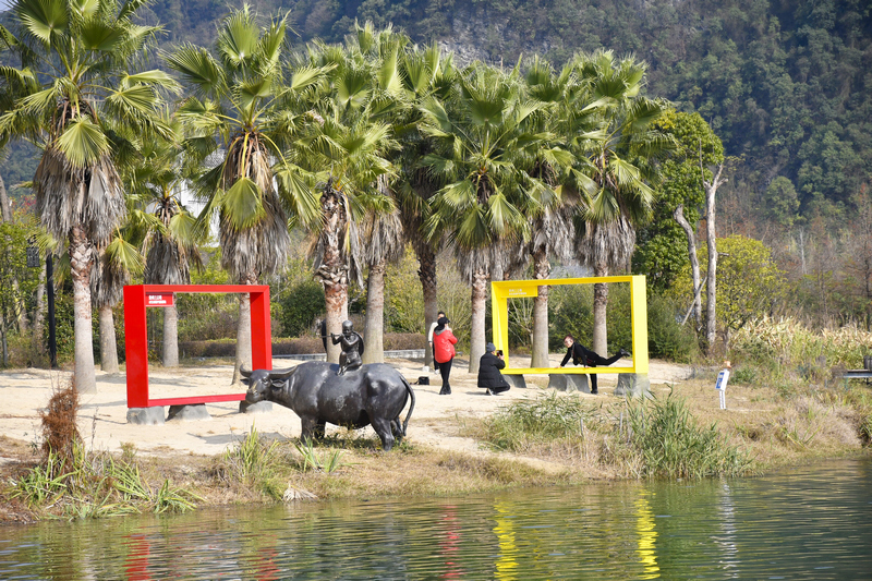 游客在都勻市三江堰水生態(tài)公園貴州三江堰水生態(tài)保護宣教基地游玩。