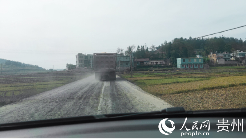 12月5日，貨車經(jīng)過(guò)后帶起少量灰塵。人民網(wǎng) 涂敏攝