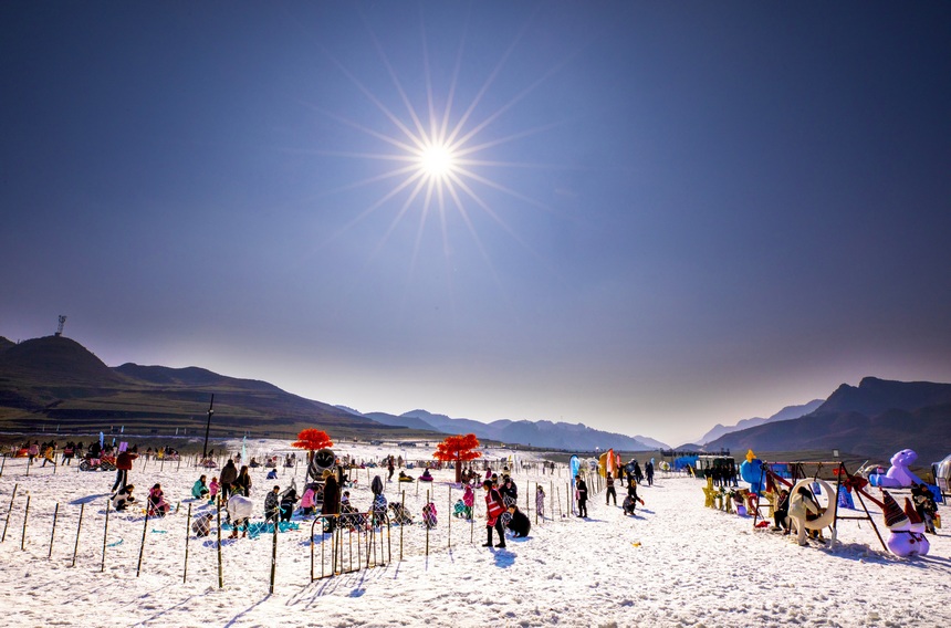 日前，一場大雪使赫章縣阿西里西景區(qū)銀裝素裹，更是讓阿西里西冰雪主題樂園“雪上加雪”，宛如雪國里的童話世界。這是游客在阿西里西冰雪主題樂園體驗冰雪項目。李學(xué)友攝