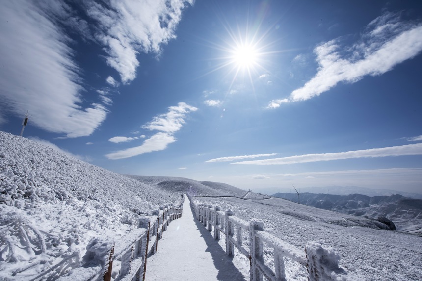 日前，一場大雪使赫章縣阿西里西景區(qū)銀裝素裹，宛如雪國里的童話世界。這是阿西里西大韭菜坪景區(qū)分外妖嬈的迷人雪景。李學(xué)友攝