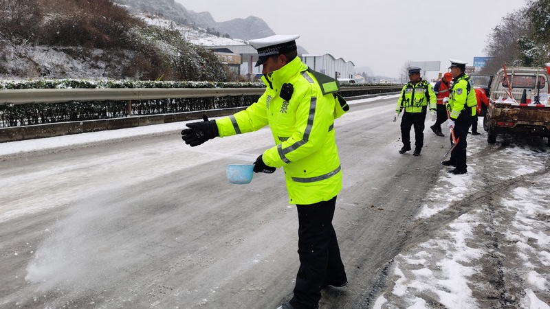 縣交警部門及時撒布融雪劑除雪除冰，保障道路通行。修文縣融媒體中心杜開雪 攝.jpg