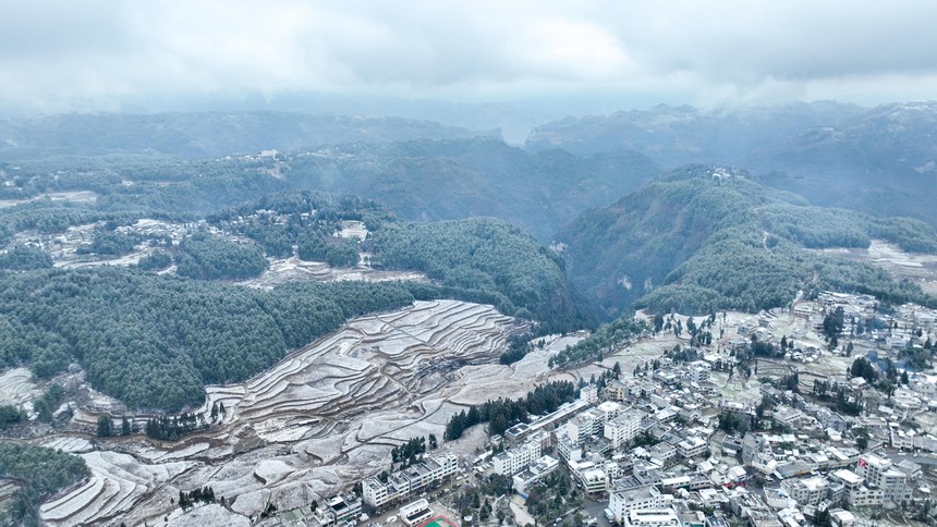 2024年1月27日，白雪覆蓋下的貴州省畢節(jié)市赫章縣平山鎮(zhèn)平山社區(qū)（無人機(jī)照片）。