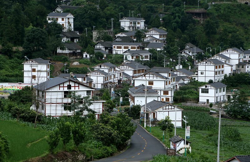 圖為：白墻黑瓦龍廣村