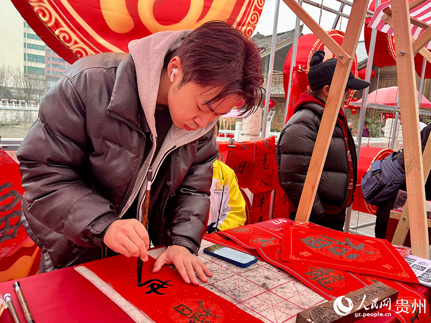 老街年味漸濃。人民網 李麗萍攝