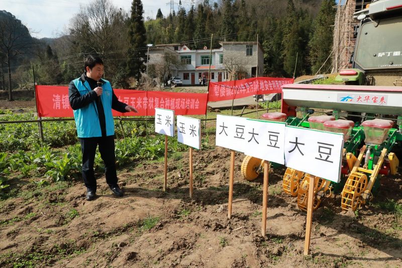 清鎮(zhèn)市農(nóng)業(yè)農(nóng)村局農(nóng)技專家講解種植技術(shù)要點(diǎn)。任芳靚 攝.jpg