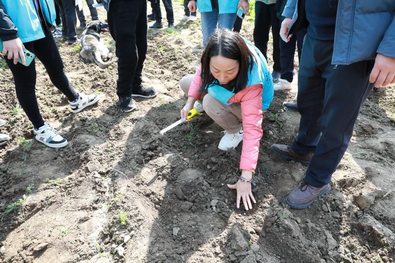 清鎮(zhèn)市農(nóng)業(yè)農(nóng)村局農(nóng)技專家演示種植要點(diǎn)。任芳靚 攝.jpg