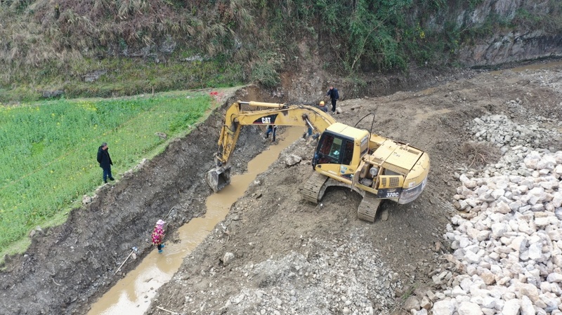 工人在對新建排洪堤開展基礎(chǔ)開挖和場地平整工作。唐鵬攝