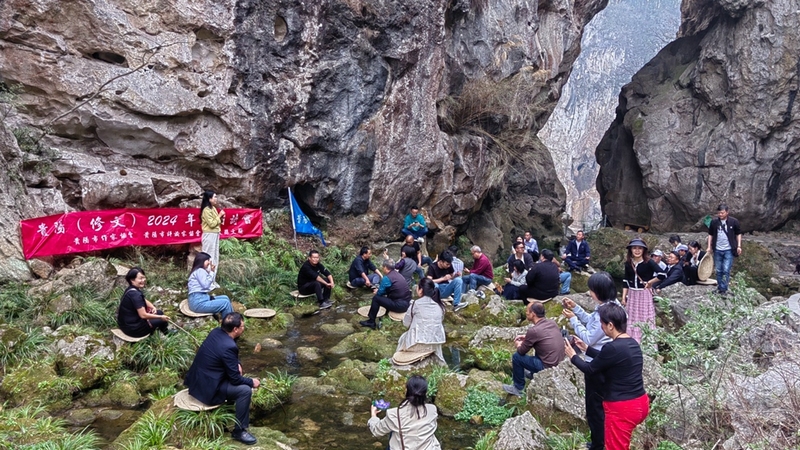 “曲水流觴”活動(dòng)在修文縣谷堡鎮(zhèn)天生橋景點(diǎn)舉行 修文縣融媒體中心姜繼恒 攝