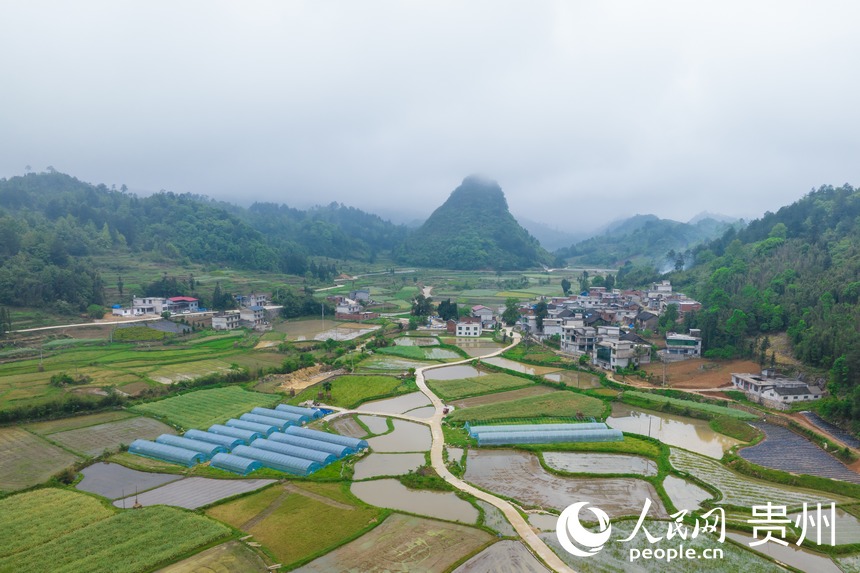 航拍貴州省黔南州獨(dú)山縣玉水鎮(zhèn)溫泉村。人民網(wǎng)記者 涂敏攝