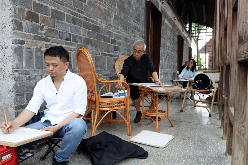 藝術(shù)家開展寫生創(chuàng)作。