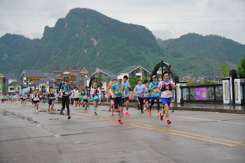 2024“奔跑貴州”山地跑在貴州施秉開跑.JPG