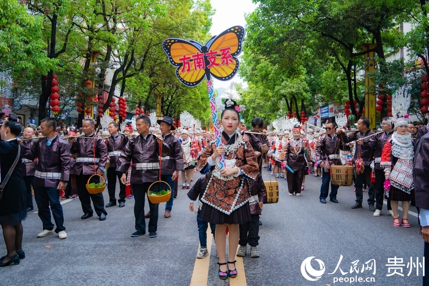 不同支系的苗族同胞身著盛裝參加游演。人民網(wǎng) 陽(yáng)茜攝