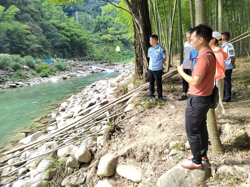 江口縣開展太平河流域沿岸生態(tài)環(huán)境規(guī)范專項整治行動。余潤娜攝