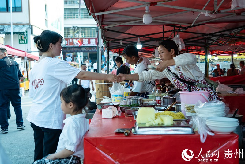 3 “村BA”籃球場(chǎng)外的美食街區。人民網(wǎng)記者 涂敏 攝