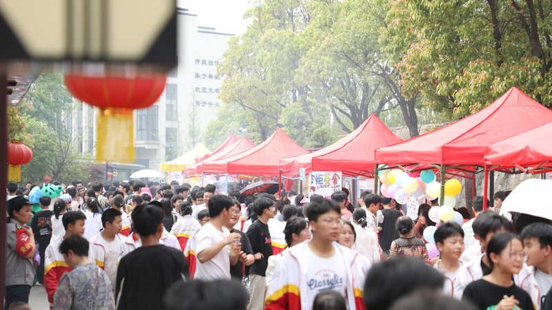 4月29日，大方金塔英才學(xué)校美食節(jié)現(xiàn)場(chǎng)一角。周訓(xùn)貴攝