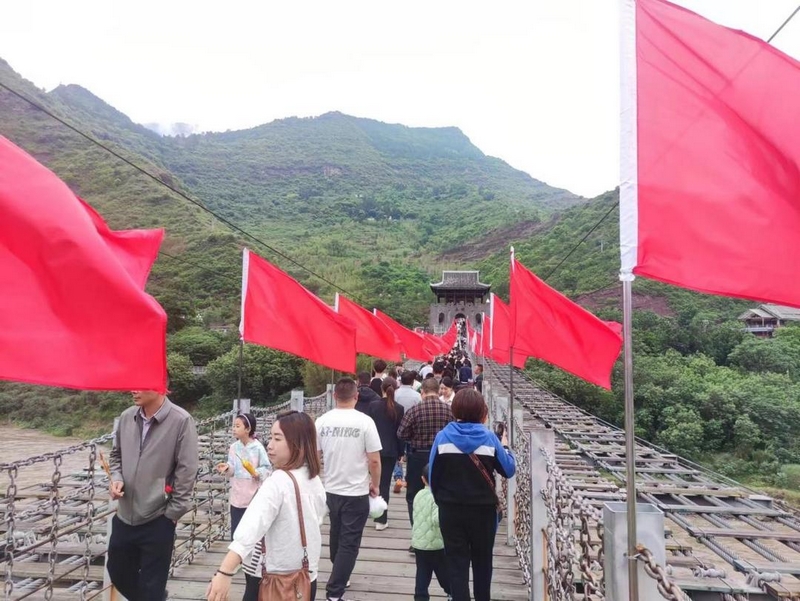 紅軍橋上，人潮涌動。