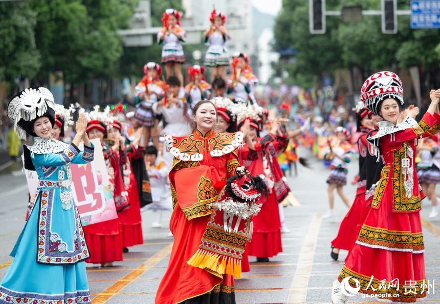 畢節(jié)方陣為現(xiàn)場觀眾帶來民俗表演。人民網(wǎng)記者 高華攝