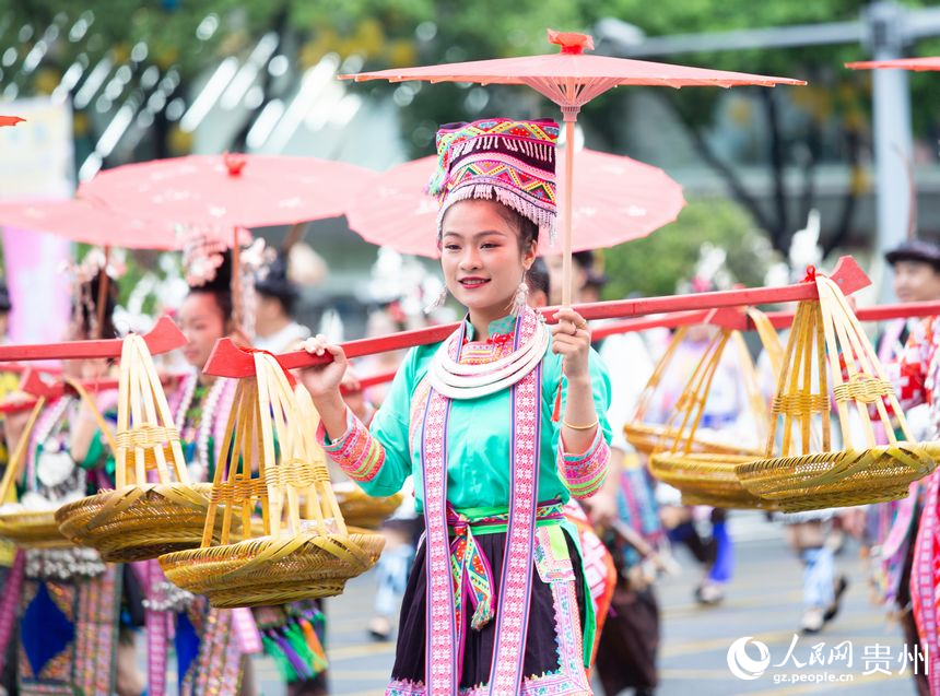 巡游隊(duì)伍身著少數(shù)民族服飾進(jìn)行展演。人民網(wǎng)記者 高華攝