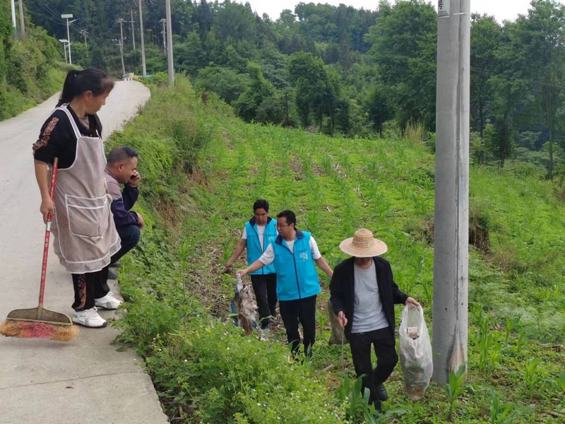 (1)流長苗族鄉(xiāng)上街村村干部及群眾對道路沿線垃圾進行清掃。