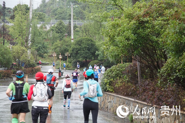 桐梓“村跑”現(xiàn)場。人民網(wǎng) 龍章榆攝