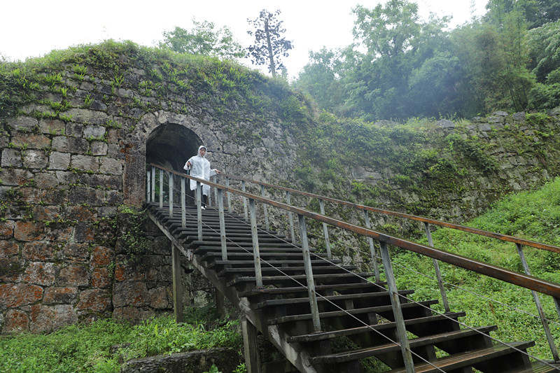 圖為守屯人在海龍屯遺址鐵柱關(guān)巡查。顧蘭云攝