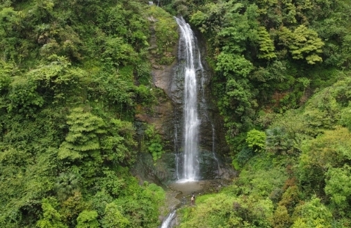 今年以來(lái)，開(kāi)陽(yáng)縣以“河長(cháng)制”管理工作為重點(diǎn)，著(zhù)力對全縣17條河流進(jìn)行專(zhuān)人專(zhuān)管，以加強地表水環(huán)境污染整治，不斷改善地表水質(zhì)量……