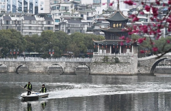 連日來(lái)，貴陽(yáng)市河湖保護中心每天組織河道疏撈工人對南明河道內的水草、水體漂浮物進(jìn)行打撈清理，營(yíng)造“景美、岸綠、水清”的水域生態(tài)環(huán)境。