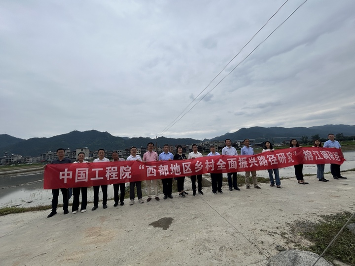 “西部地區(qū)鄉(xiāng)村全面振興路徑研究”課題組到榕江縣、七星關(guān)區(qū)調(diào)研。貴州大學(xué)供圖