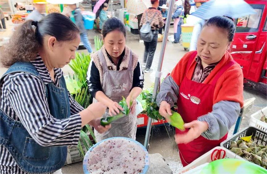 佳和市場(chǎng)商家制作肉粽。任思宇攝