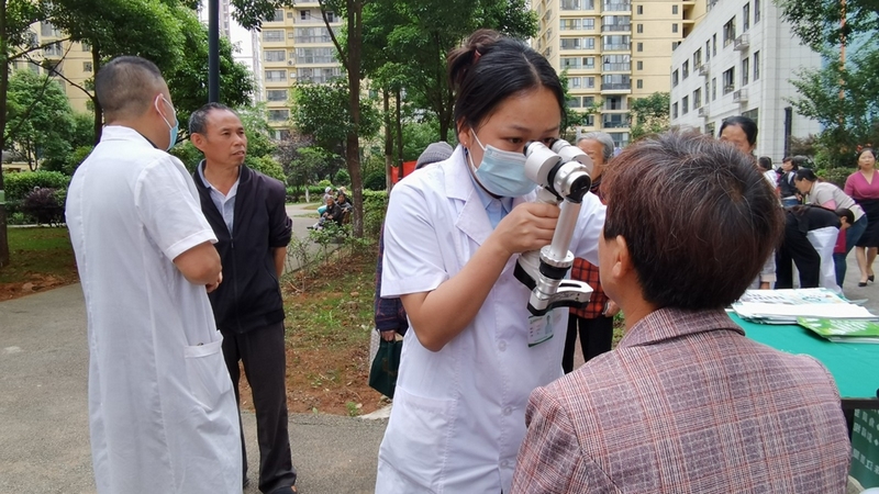 修文祖榮中醫診所、貴州晶朗眼科醫院的醫務(wù)人員為當地居民及部分特殊家庭成員開(kāi)展中醫健康知識、眼科保養等知識講座和義診服務(wù) 修文縣融媒體中心畢音紅 攝