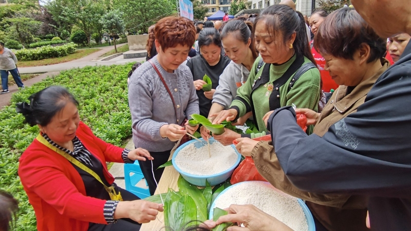 修文縣“我們的節(jié)日·端午節(jié)”暨計(jì)生特殊家庭暖心行動(dòng)健康知識(shí)宣傳活動(dòng)在陽明洞街道美林灣一期小區(qū)舉行 修文縣融媒體中心畢音紅 攝